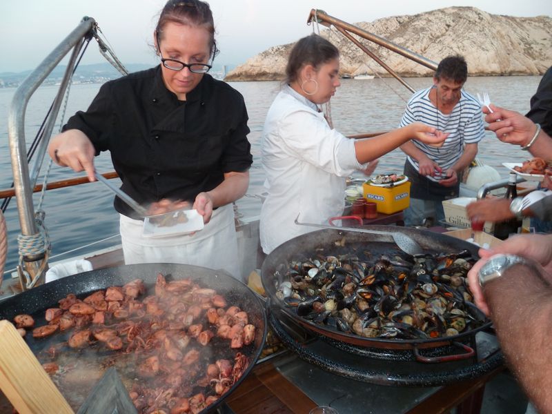 Louer un bateau pour déguster un plateau de coquillages à Marseille