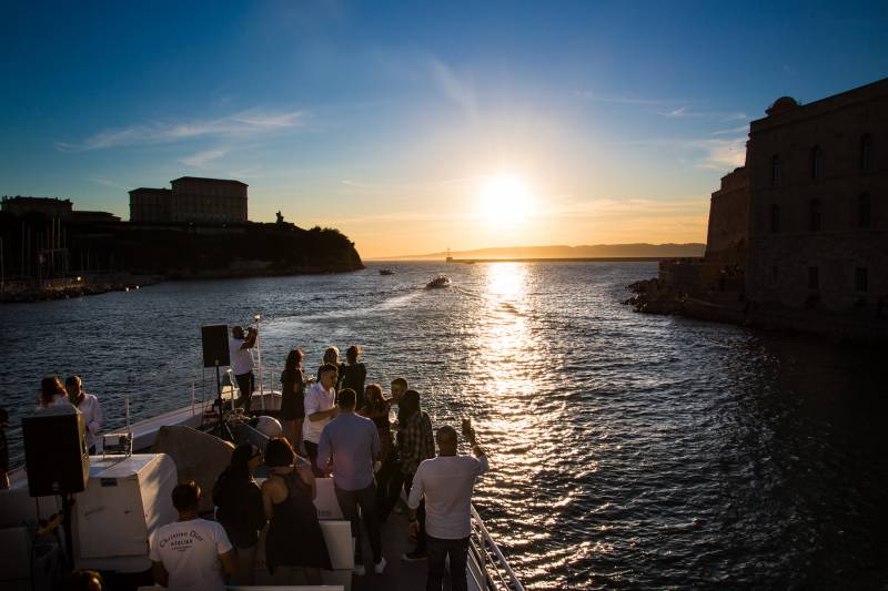 Apéritif afterwork à bord d'un bateau au sunset dans la Baie de Marseille