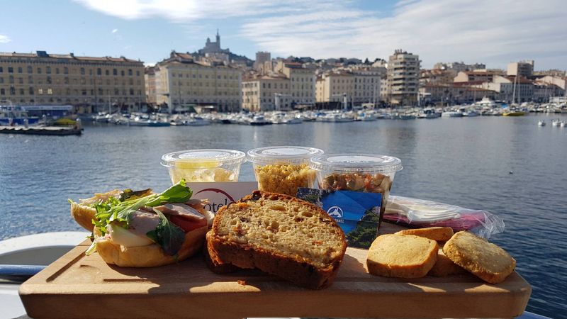 Panier repas livré à bord de nos bateaux sur le vieux-port de Marseille
