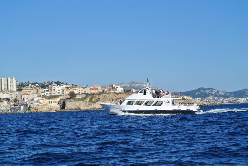 Location de bateau pour la visite des calanques à Marseille