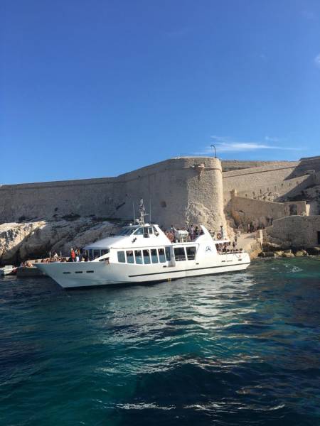 Location de bateau avec skipper pour 100 personnes dans les calanques à Marseille