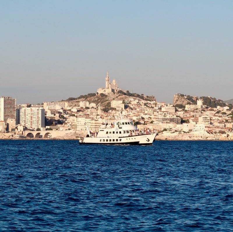 Privatisation du bateau l'Ilienne depuis le Vieux-port de Marseille pour visiter les calanques de Marseille à Cassis