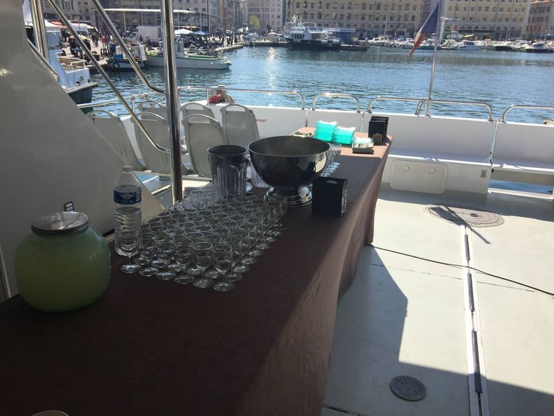 Cokctail déjeunatoire à Sugiton sur un bateau Marseille