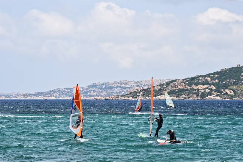 Où louer un bateau à Marseille pour suivre la Med Cup 13 Windsurf
