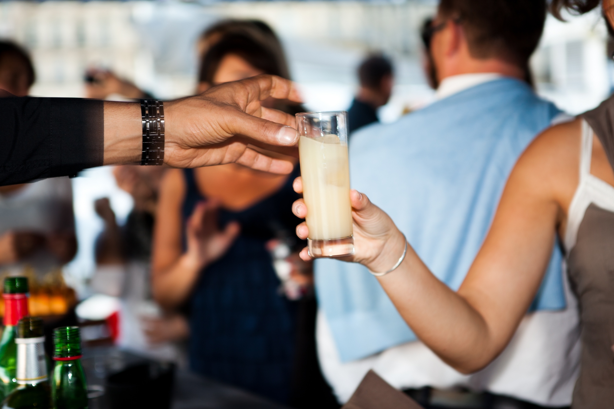 Apéritif convivial à bord d'un bateau