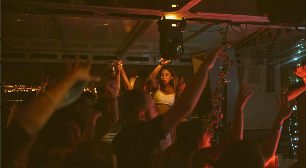 Soirée dansante à bord d'un batea de Croisières Marseille Calanques