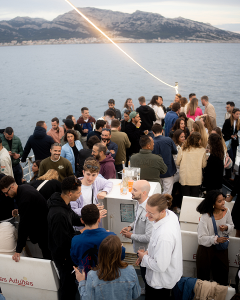 Coucher de soleil en bateau dans le parc national des calanques