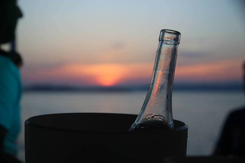 Faire un pot de départ atypique sur un bateau entre collaborateurs à Marseille