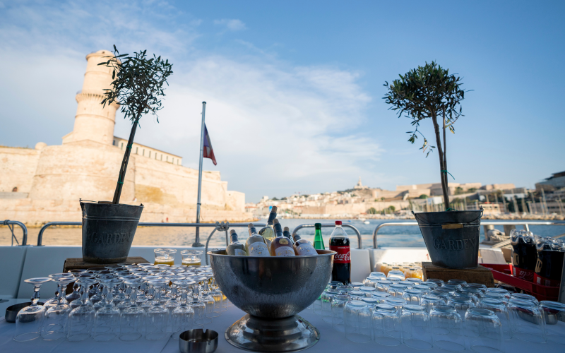 Buffet des boissons sur le pont supérieur de l'Ilienne