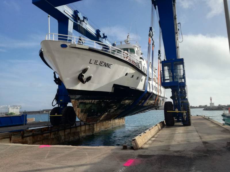 Travaux sur le bateau l'Ilienne pour privatisation à Marseille