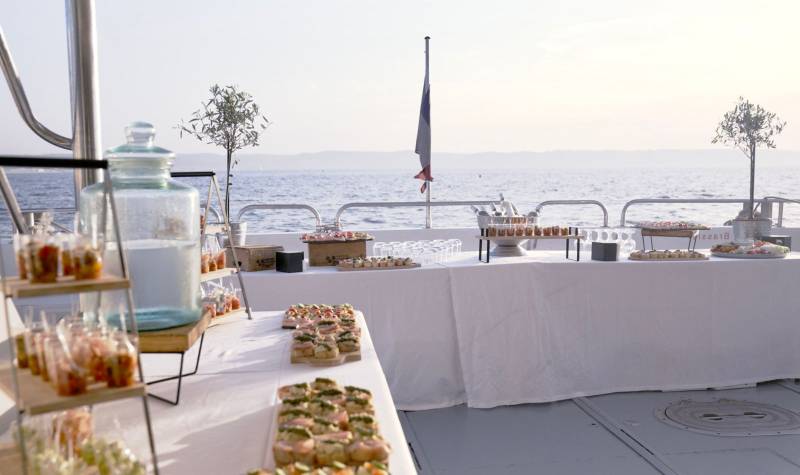 Déjeuner préparé par un traiteur sur l'Ilienne