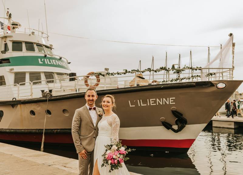 Mariés devant l'Ilienne sur le vieux port de Marseille