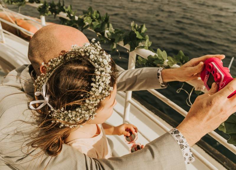 Photo de mariage sur un bateau en mer