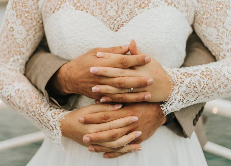 échange d'alliances sur un bateau à marseille