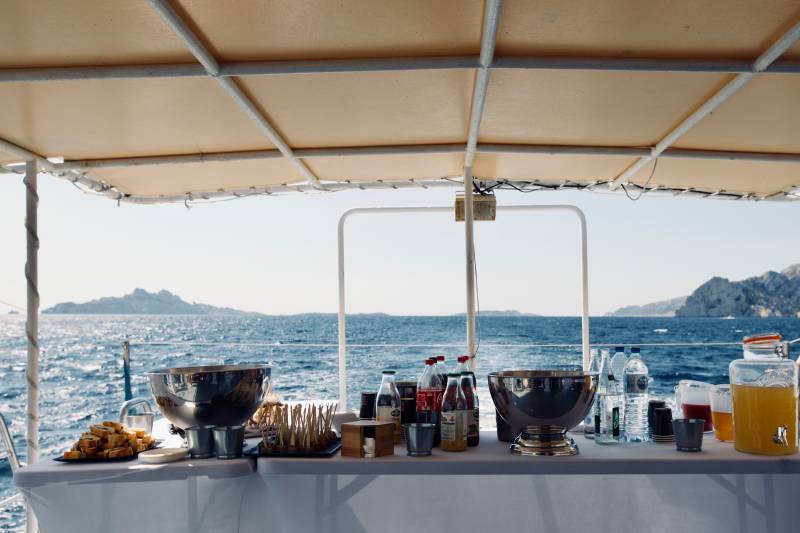 Buffet déjeunatoire à bord d'un bateau privatisé