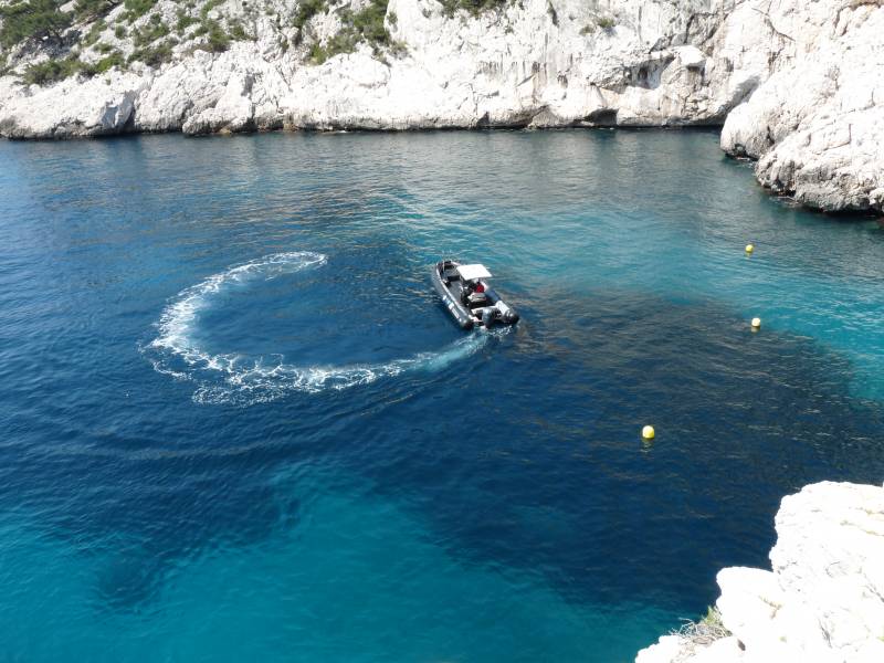 Dispersion de cendres en mer sur un bateau à Marseille