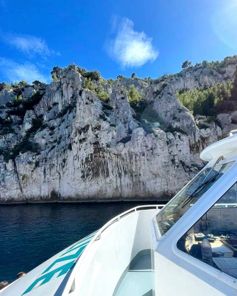 Alizé dans les calanques pour une privatisation