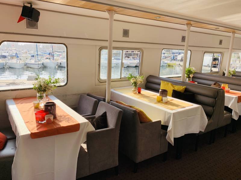 Décoration de table pour évènement en mer à Marseille