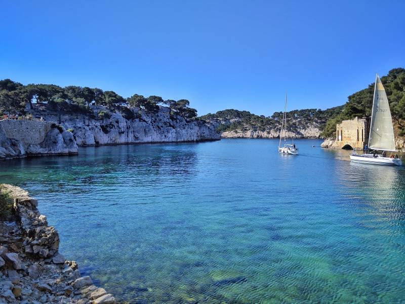 Organiser une soirée entre collaborateurs atypique avec cocktail dînatoire ou buffet à Marseille