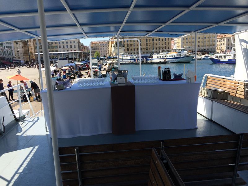 Buffet déjeunatoire dressé sur le pont principal du navire l'Ilienne