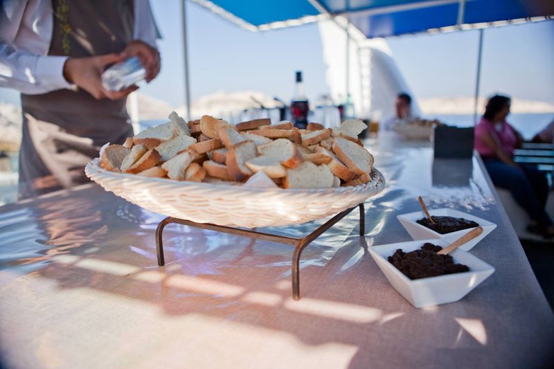 Dégustation d'apéritif pendant la balade au large de Marseille
