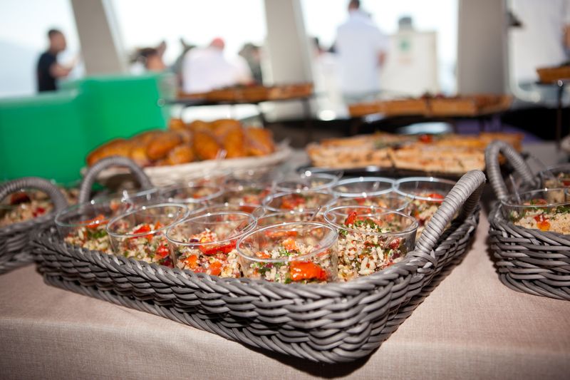 Buffet déjeunatoire dressé dans le salon principal de l'Ilienne