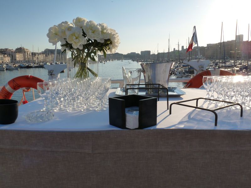 Buffet extérieur sur le pont supérieur Ilienne