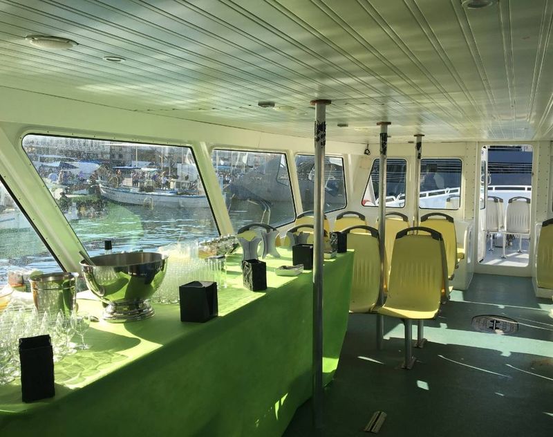 Buffet organisé par un traiteur à bord