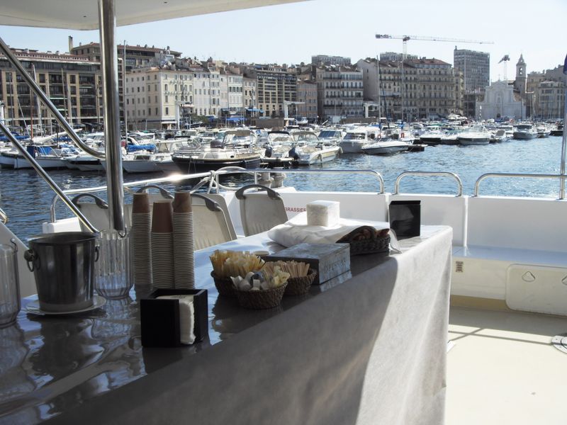 Buffet dressé sur le Green Calanques