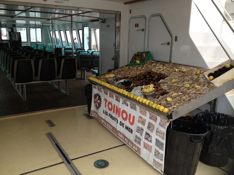 Buffet de coquillage sur notre navire le Green Calanques par notre partenaire TOINOU